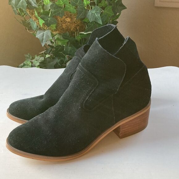 Steve Madden Black Suede Booties Size 7M Flaw - Picture 4 of 14